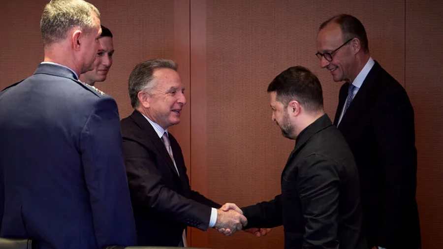 Az ukrán elnöki sajtószolgálat által 2025. december 14-én készített és közzétett képen Friedrich Merz német kancellár (j) és Donald Trump amerikai elnök veje, Jared Kushner (2. b) reagál, miközben Steve Witkoff (b) amerikai különmegbízott és Volodimir Zelenszkij ukrán elnök (2. j) üdvözlik egymást a berlini kancellári hivatal egyik konferenciatermében tartott megbeszélés előtt Fotó: Handout / UKRAINIAN PRESIDENTIAL PRESS SERVICE / AFP