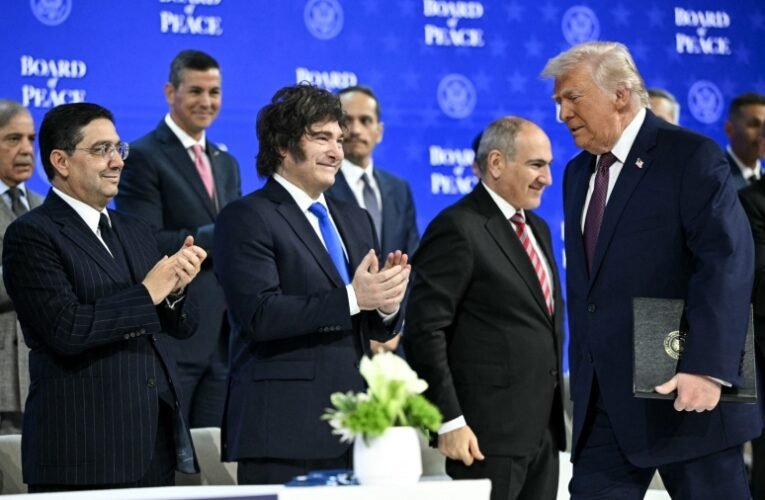 Donald Trump aláírta az alapító okiratot, Orbán Viktor részvételével hivatalosan is megalakult a Béketanács