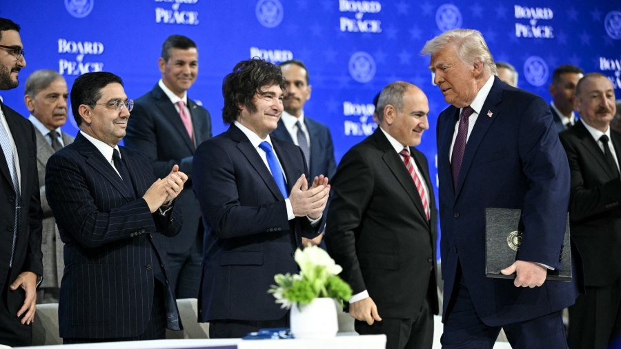 Kiemelt kép: Donald Trump és a részt vevő országok vezetői a Béketanács megalakulásáról szóló alapító okirat aláírásának napján Davosban, Svájcban (Forrás: AFP)