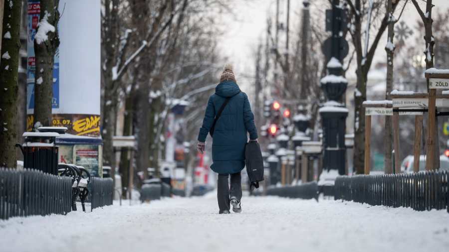 Kiemelt kép: Kiemelt kép: Járókelő a behavazott Andrássy úton 2026. január 6-án (Fotó: MTI/Balogh Zoltán)