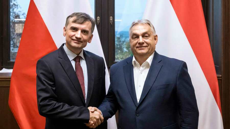 Kiemelt kép: A Miniszterelnöki Kommunikációs Főosztály által közreadott képen Orbán Viktor miniszterelnök (j) és Zbigniew Ziobro volt lengyel igazságügyi miniszter találkozója Budapesten 2025. október 30-án (Fotó: MTI/Miniszterelnöki Kommunikációs Fõosztály/Kaiser Ákos)