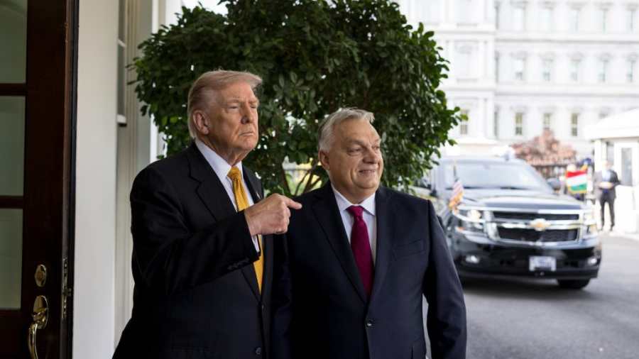 Kiemelt kép: A Miniszterelnöki Kommunikációs Főosztály által közreadott képen Donald Trump amerikai elnök (b) fogadja Orbán Viktor miniszterelnököt a washingtoni Fehér Házban 2025. november 7-én. (Fotó: MTI/Miniszterelnöki Kommunikációs Főosztály/Kaiser Ákos)