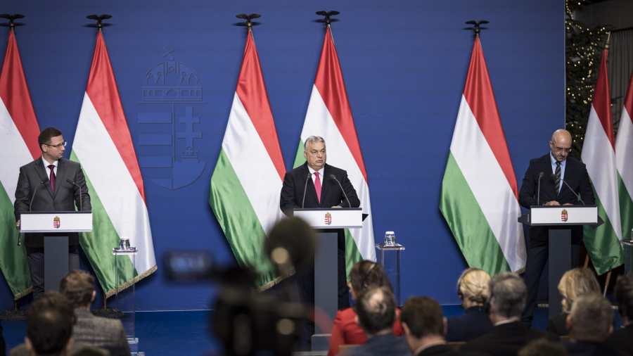 Kiemelt kép: Orbán Viktor miniszterelnök (k) évnyitó nemzetközi sajtótájékoztatót tart a Karmelita kolostorban 2026. január 5-én. A kormányfő mellett Gulyás Gergely Miniszterelnökséget vezető miniszter (b) és Kovács Zoltán, a Miniszterelnöki Kabinetiroda nemzetközi kommunikációért és kapcsolatokért felelős államtitkára (Fotó: MTI/Miniszterelnöki Kommunikációs Főosztály/Kaiser Ákos)