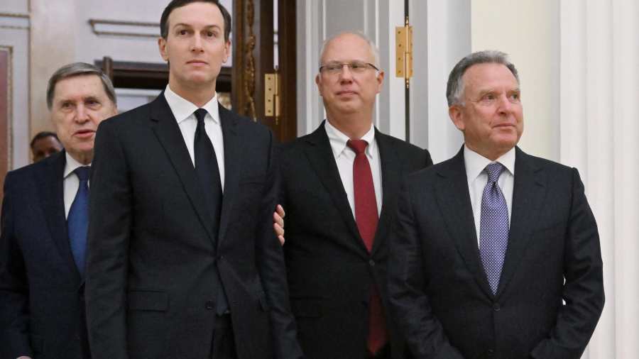 Kiemelt képen: Kirill Dmitrijev orosz elnöki megbízott, Steve Witkoff, Donald Trump amerikai elnök különmegbízottja és veje, Jared Kushner és balszélen Jurij Usakov, az orosz elnök tanácsadója látható a Vlagyimir Putyin orosz elnökkel történt találkozón, a moszkvai Kremlben, Oroszország, 2025. december 2. / Fotó: Sputnik/Kristina Kormilitsyna