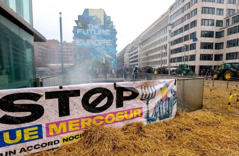 Az EU jóváhagyta a nagy kereskedelmi megállapodást, amely miatt Európa-szerte tiltakoztak a gazdák