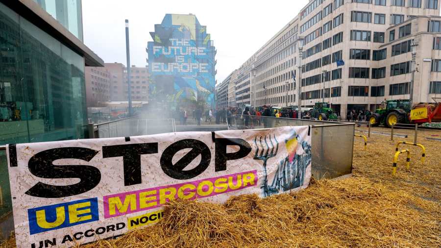 Kiemelt kép: az európai agrárpolitika, valamint az alacsony bérek és támogatások miatt tüntetõ gazdák az Európai Unió és a Dél-amerikai Közös Piac (Mercosur) közötti kereskedelmi megállapodást ellenző transzparenst helyeztek el egy szalmával megszórt úttest közelében Brüsszelben 2024. március 26-án. Az Európai Unió Mezőgazdasági Tanácsának brüsszeli ülése idején több száz traktorral és munkagéppel vonultak fel elégedetlen gazdák az uniós intézményeknek otthont adó európai negyedben. MTI/EPA/Olivier Hoslet.