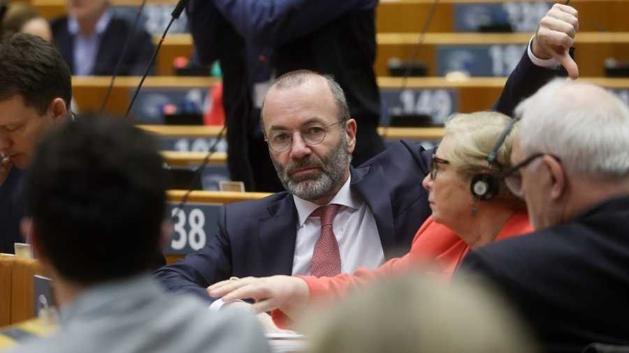 Kiemelt kép: Manfred Weber német európai parlamenti képviselő, az Európai Néppárt (EPP) frakció vezetője (k) az uniós törvényhozás kétnapos brüsszeli plenáris ülésén 2024. április 10-én (Fotó: MTI/EPA/Olivier Hoslet)