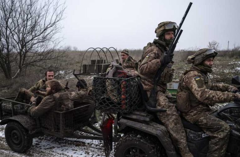 Orosz előrenyomulás: újabb települést foglaltak el, miközben intenzív harcok és béketárgyalások zajlanak