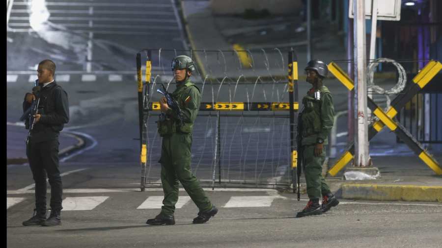 Kiemelt kép: Venezuelai katonák a caracasi elnöki rezidencia, a Miraflores palota előtt, miután robbanások hallatszottak a venezuelai fővárosban 2026. január 3-án. Donald Trump amerikai elnök bejelentette, hogy amerikai katonák elfogták és repülőgéppel az Egyesült Államokba szállították Nicolás Maduro venezuelai elnököt és a feleségét, Cilia Florest (Fotó: MTI/EPA/EFE/Miguel Gutiérrez)