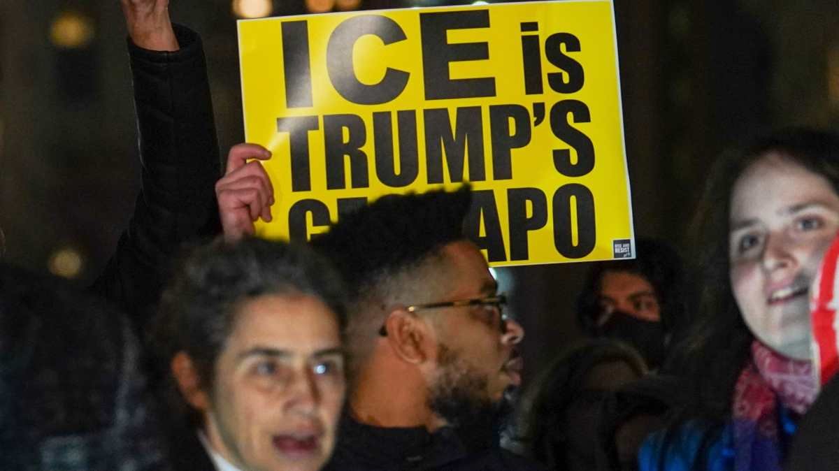  Minneapolis, 2026. január 8. A történtekre hivatkozva olyan változatos ügyek mentén szerveződő csoportok, mint a szocializmus, a kommunizmus, a klímaváltozás, a palesztin jogok és a Demokrata Párt politikájának érvényesítése, elindították az összehangolt tiltakozásokat. Tegnap még Maduro mellett álltak ki (Fotó: MTI/AP/Ryan Murphy)