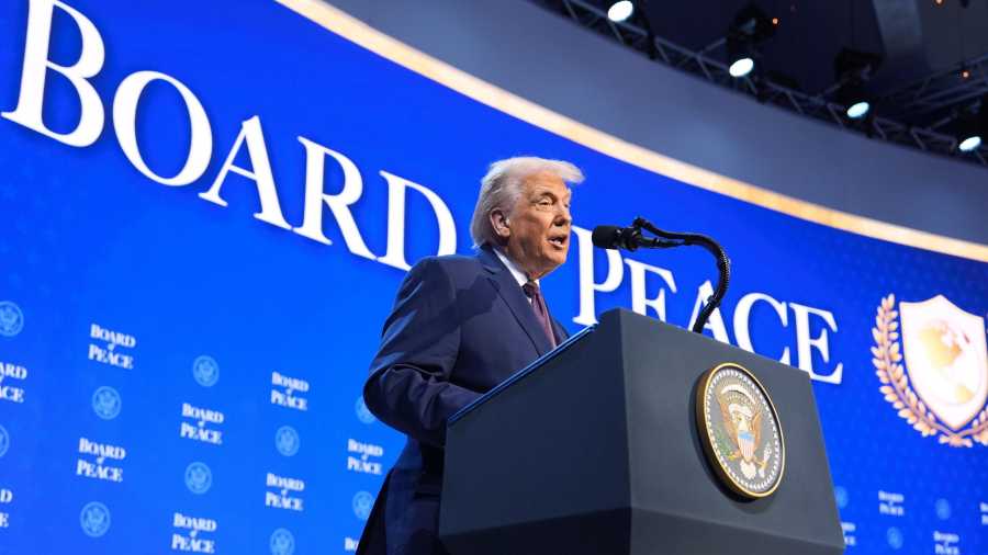 Kiemelt kép: Donald Trump amerikai elnök beszél az általa kezdeményezett Béketanács alapokmányának aláírása előtt az 56. Világgazdasági Fórumon a svájci Davosban 2026. január 22-én (Fotó: MTI/AP/Evan Vucci)