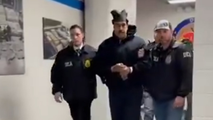 Kiemelt képen: Madurot bilincsben kísérik DEA ügynökök / fotó: X