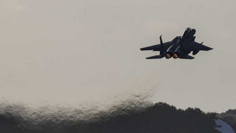 Kiemelt képen: Egy F-15-ös vadászgép felszáll az RAF Lakenheath repülőtérről Mildenhallban, az Egyesült Királyságban, 2026. január 7-én. © Getty Images / Dan Kitwood