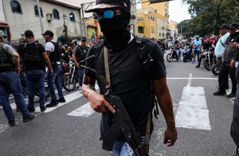 Heves lövöldözés tört ki a caracasi elnöki palota közelében – média (VIDEÓK)