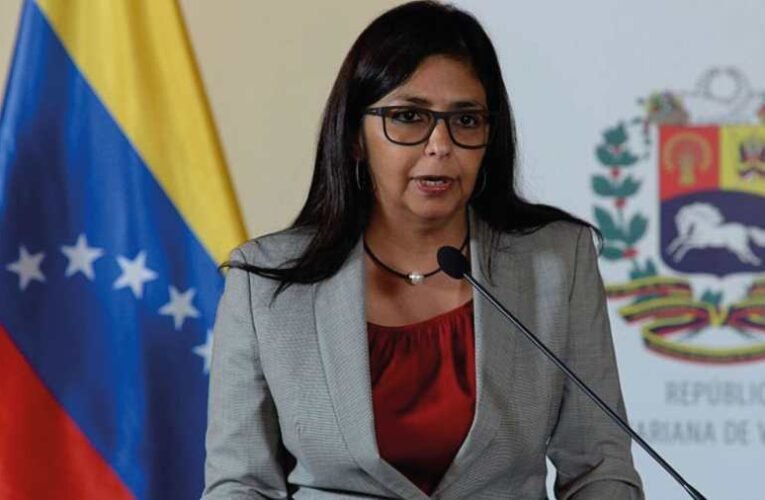 Politico: Trump rövid pórázon tartja Venezuela ideiglenes vezetőjét