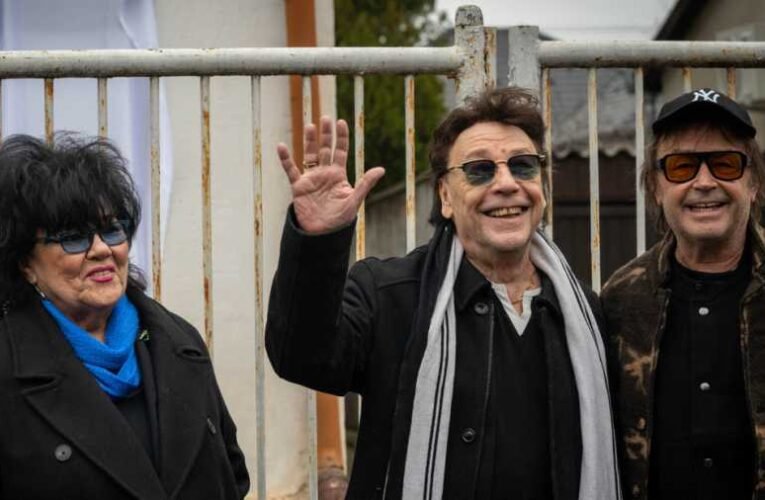 Gyászol az ország: Megtörten búcsúznak a zenésztársak a ma hajnalban elhunyt Fenyő Miklóstól