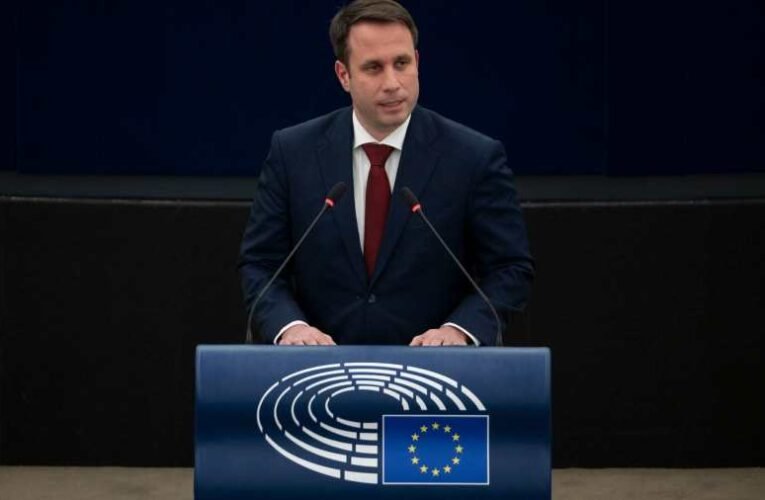 Dömötör Csaba: Magyar Péter hosszú idő után betalált a munkahelyére és előadott egy elképesztően álságos színjátékot