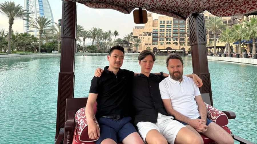 Kiemelt képen: Ilarion (jobbra), az Orosz Ortodox Egyház Külkapcsolati Osztályának korábbi vezetője, később Magyarország metropolitája, ma pedig a Moszkvai Patriarkátus csehországi képviselője „munkaúton” Dubaiban. Középen Georgij Szuzuki, bal oldalon második asszisztense, Vjacseszlav Li. Fotó: Georgij Szuzuki / archív