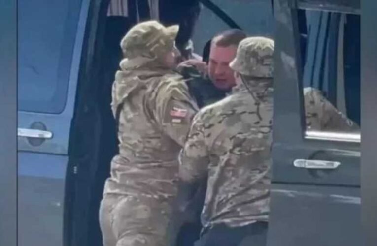 Filmbe illő menekülés Lembergben: A mozgó autóból kiugorva szökött meg a kényszersorozók elől egy fiatal (videó)