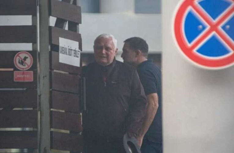 Kéri László a Tisza pártirodájába jár kampányfelkészítőre