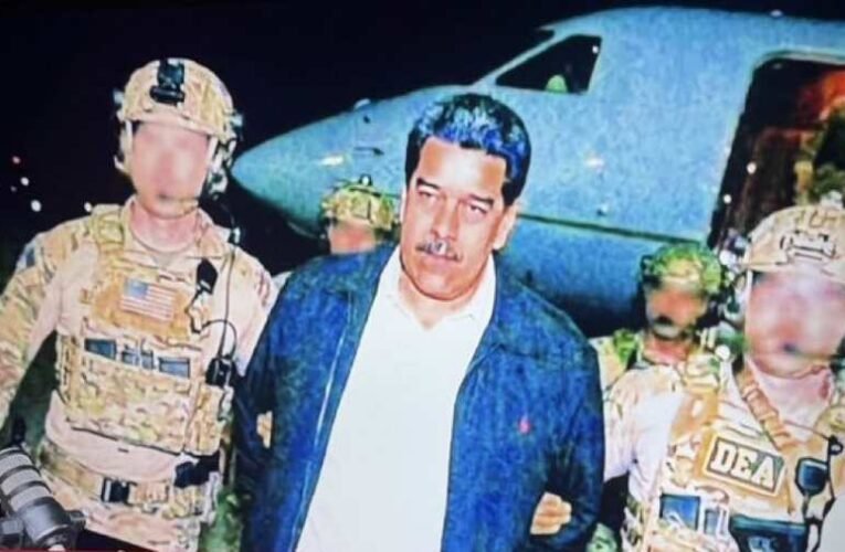 A venezuelaiak ünnepelnek, táncolnak, miután megszabadultak Madurótól