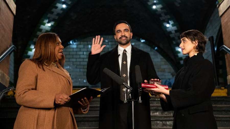 Kiemelt kép: Zohran Mamdani New York muszlim polgármestere esküt tett Fotó: AMIR HAMJA Forrás: POOL