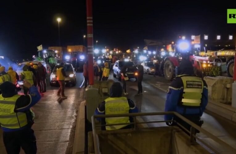 Francia gazdák blokád alá helyezték a kikötőket a vitatott EU-s kereskedelmi megállapodás miatt (VIDEÓ)