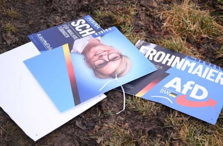 Politikai terror Tübingenben: Maszkos horda vadászott az AfD kampányolóira a nyílt utcán