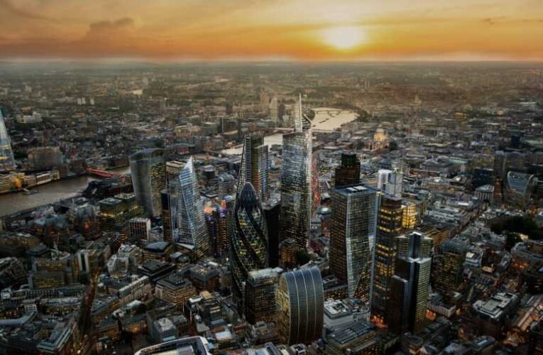 A City of London árnyékháborúja: Miért London fújja a passzátszelet az ukrán válságban?