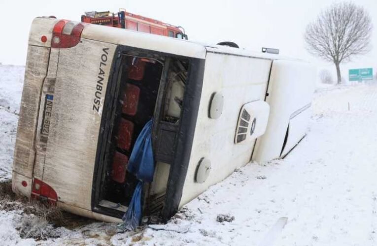 Válsághelyzet a Dunántúlon: Megbénult a közlekedés, busztragédia és hókáosz Zalaegerszegnél