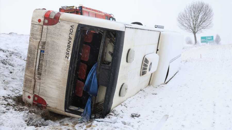 Válsághelyzet a Dunántúlon, megcsúszott és felborult autóbusz