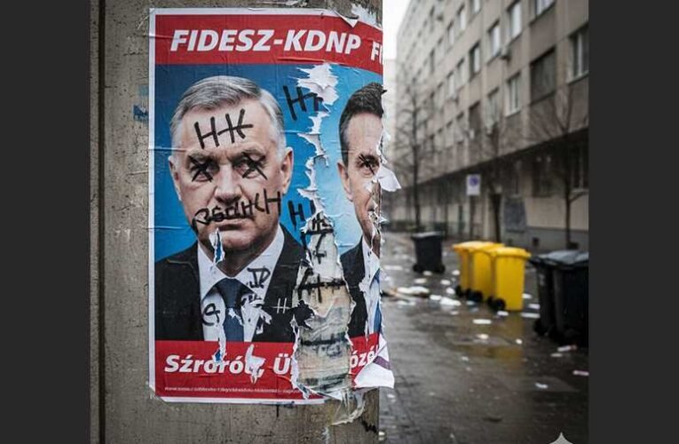 Elszabadult a kampánybrutalitás: Megvertek egy fideszes aktivistát, aki meg akarta akadályozni a plakátrongálást (videó)