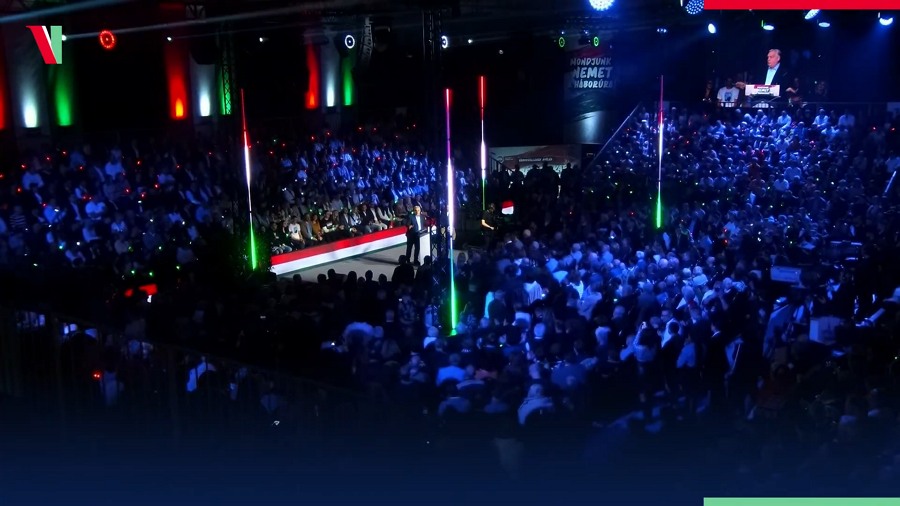 Orbán Viktor beszédet tart Szombathelyen a DPK háborúellenes gyűlésén 2026. február 7-én