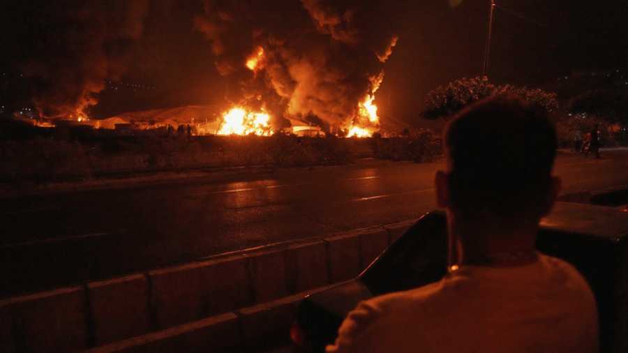 Éjszakai robbanás és lángoló olajlétesítmény a Perzsa-öbölben