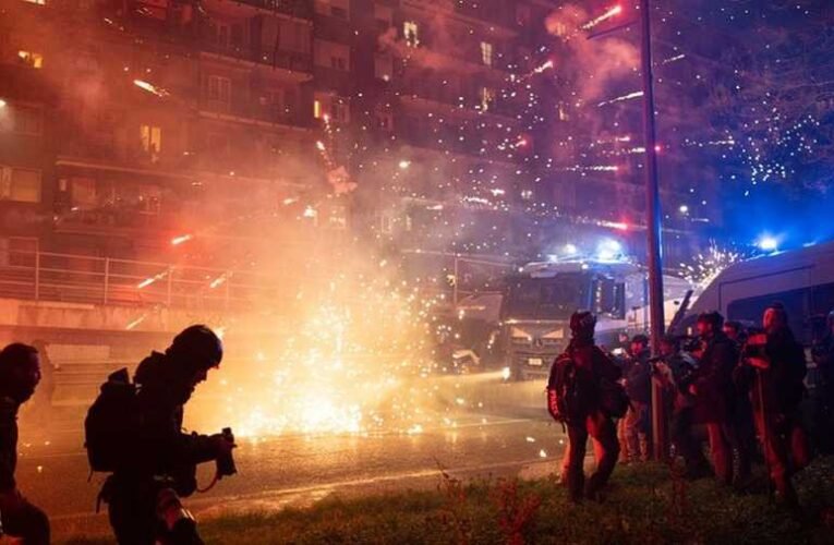 Könnygáz és vízágyú: Összecsapások rázták meg a milánói olimpiai falut