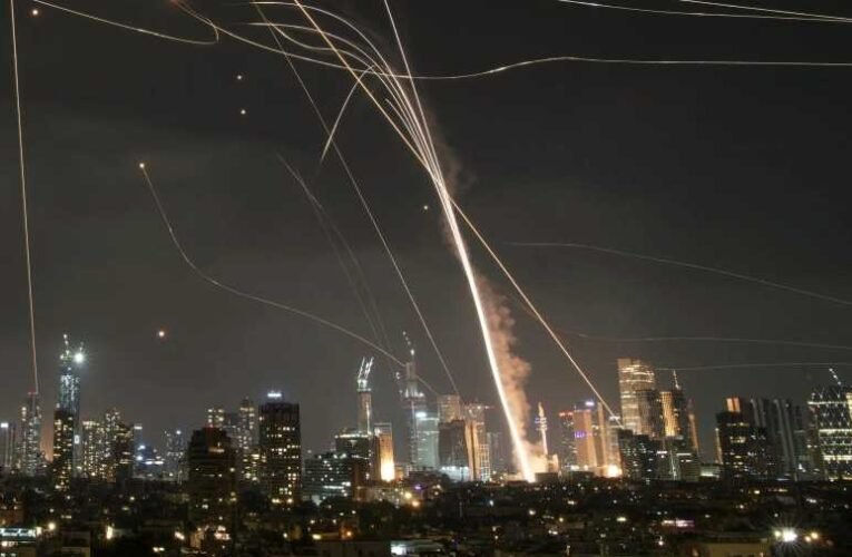 Közel-keleti káosz: 30 ezer német turista rekedt a háborús övezetben – Szijjártó Péter mentőakciót hirdetett