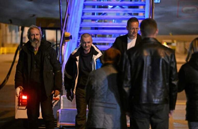 Megérkezett Budapestre a két, Ukrajna által besorozott, orosz hadifogságból elengedett magyar állampolgár Szijjártó Péterrel