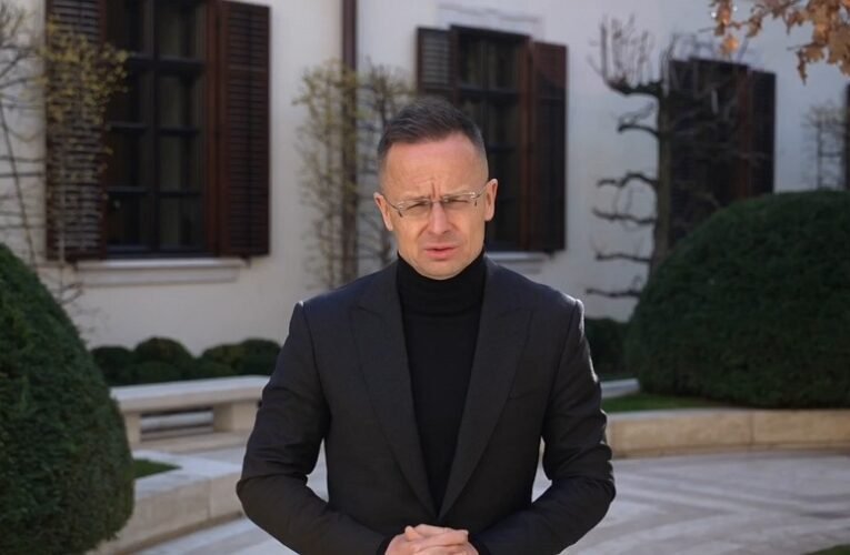 Szijjártó Péter: Brüsszelnek azonnal fel kell oldania az orosz energia szankcióit az olajárrobbanás miatt