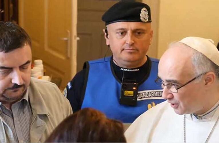 Zsandárok rontottak a magyar misére Nagyváradon: Nem sikerült a premontreiek újbóli kilakoltatása – Stoffán György tudósítása