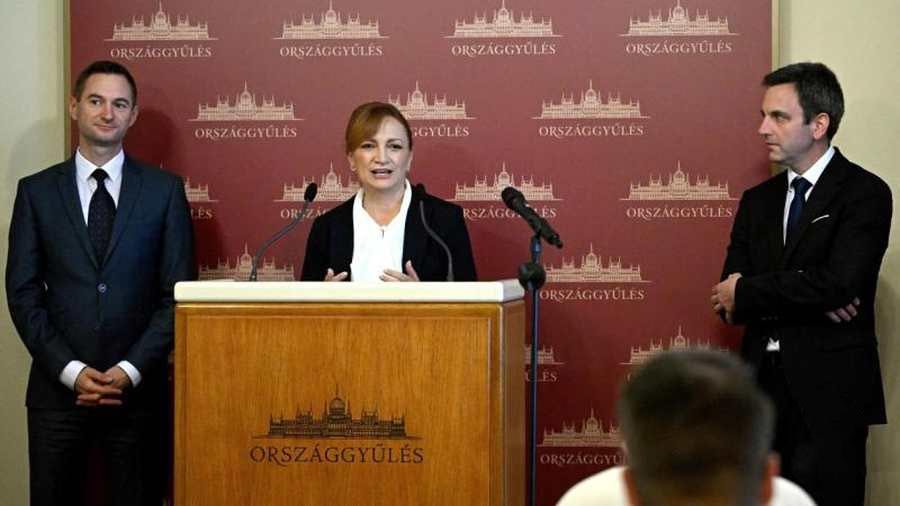 35 százalékos képviselői fizetéscsökkentés