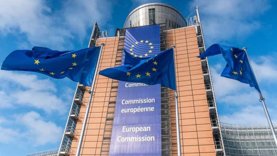 Az Európai Bizottság brüsszeli épülete az EU-s zászlókkal az Ukrajna csatlakozási tárgyalásokról szóló döntés előtt. / The European Commission building in Brussels