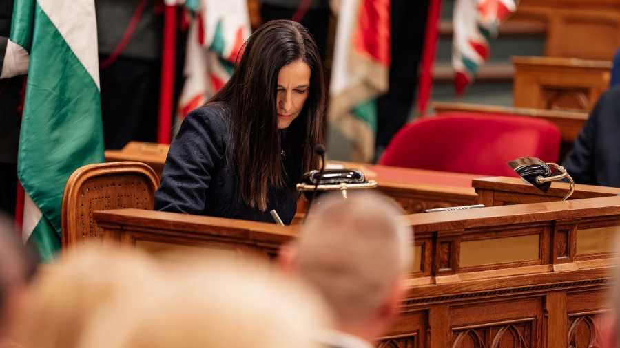 Orbán Anita Orbán Anita, a Tisza kormány külügyminisztere a Parlament üléstermében aláírja a fogadalomtételről szóló okiratot