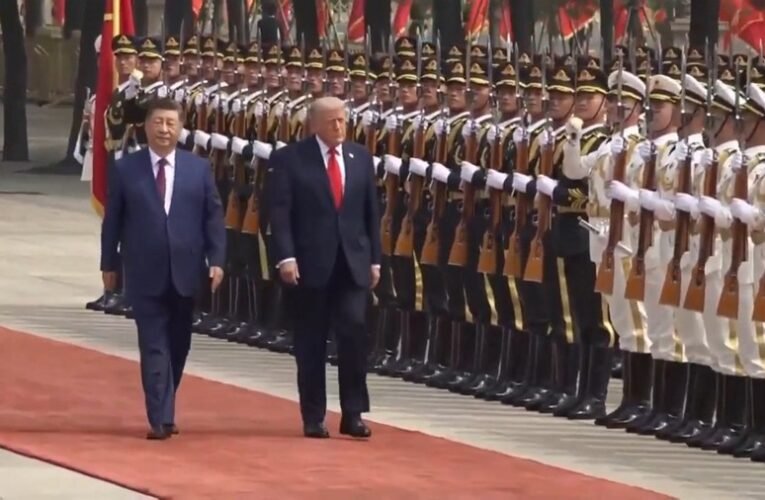 Trump és Hszi Csin-ping Pekingben tárgyal – 2017 óta először járt amerikai elnök Kínában