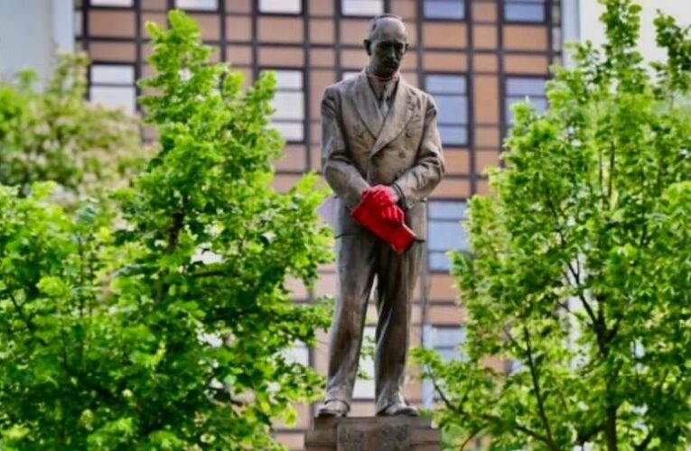 Vörös festékkel kenték be a Benes-dekrétumok aláírójának kezeit brünni szobrán