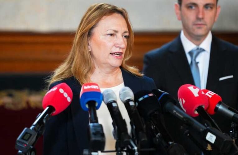 Közösségi médiás színjáték: a kormány a múltat rágja, a Facebookon a „nagyérdeműt” eteti