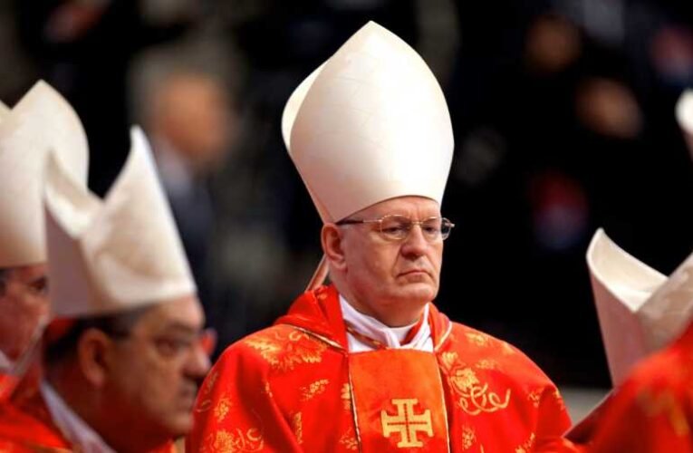 El a kezekkel Erdő Péter bíborostól!