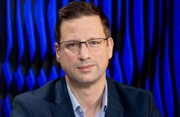 El akarja fogadni a migrációs paktumot a Tisza-kormány – Súlyos figyelmeztetést adott ki Gulyás Gergely