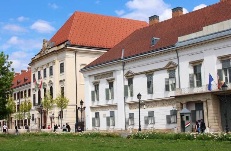 A Karmelita törzsvendége: Magyar Péter úgy tesz, mintha sosem járt volna Orbán Viktor egykori munkahelyén