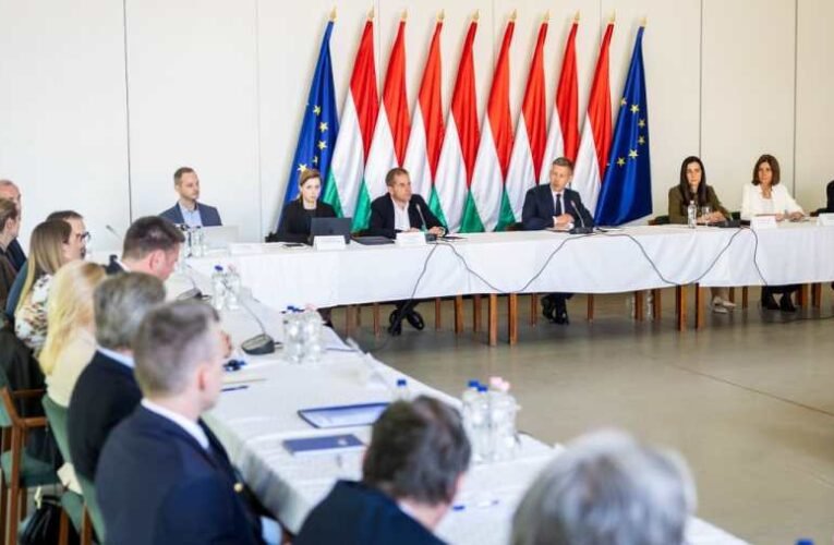 Kormányzati leltár és fenyegetés: Orbán Viktor videóban, Magyar Péter Ópusztaszeren válaszolt