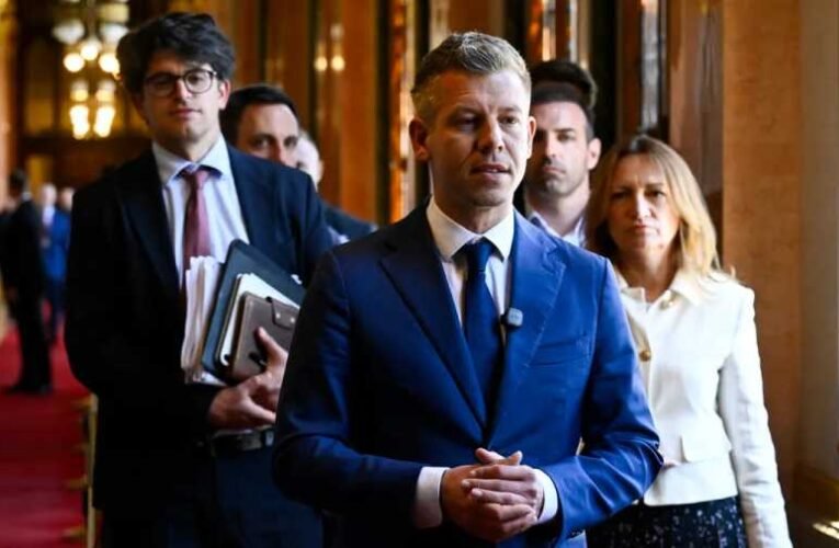 Kardcsörtetés a jogállam romjain – Miért alaptörvény-ellenes Magyar Péter szombati katonai parádéja?